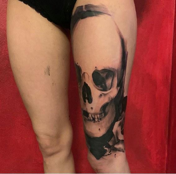 absrtact thigh tattoo skull
